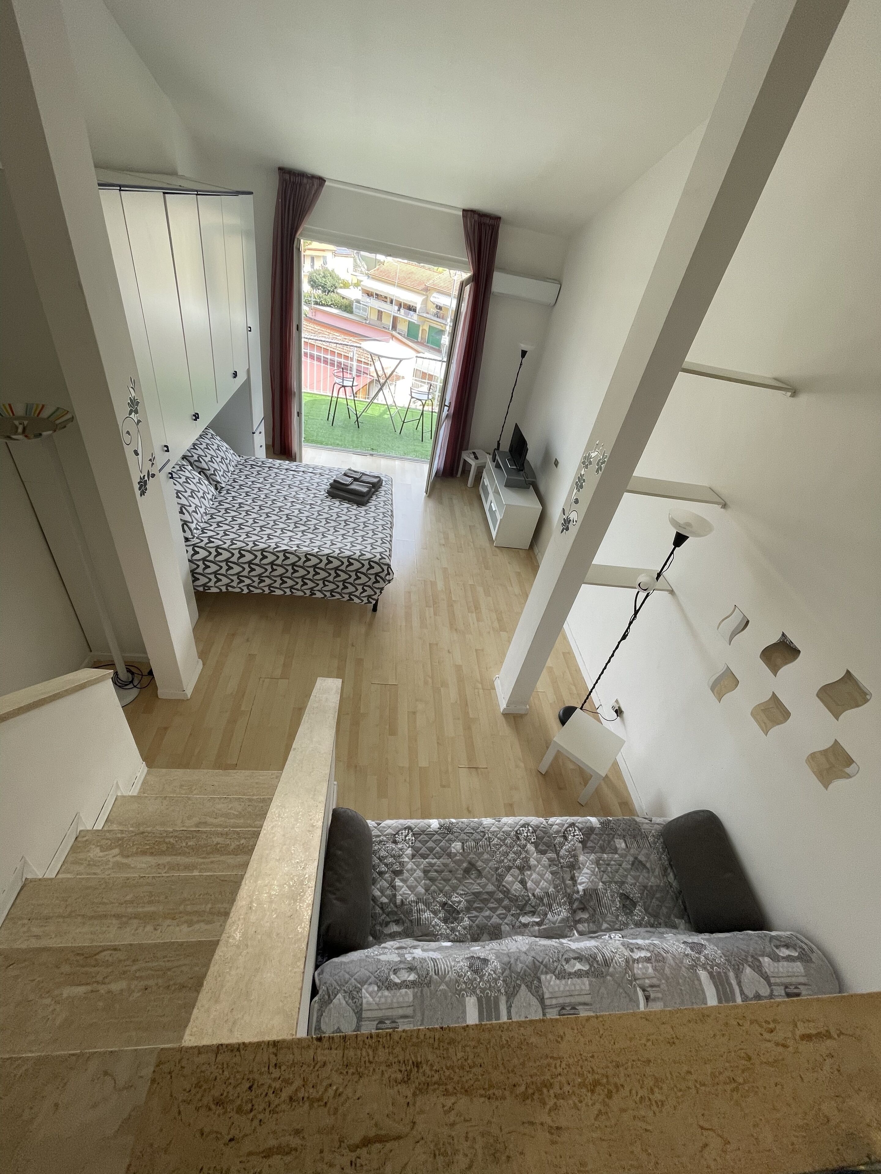 Loft a pochi km dal mare tra Liguria e Toscana con parcheggio privato.