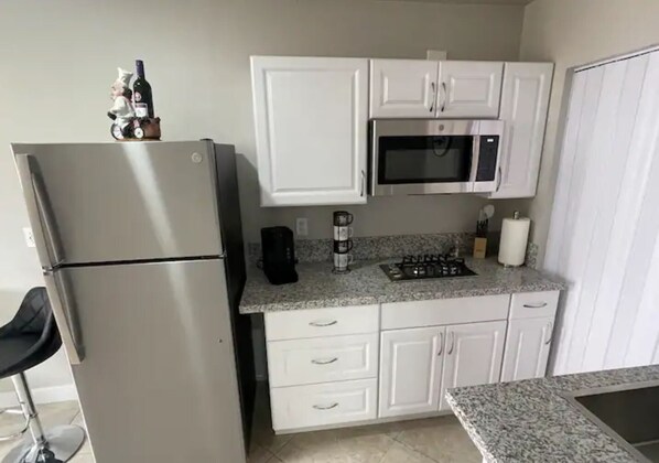 Kühlschrank, Mikrowelle, Wasserkocher mit Kaffee-/Teezubehör