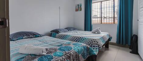 Habitación básica | Ropa de cama de alta calidad, edredones de plumas, mobiliario individual