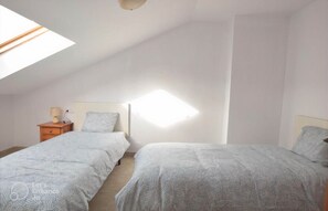 2 bedrooms, travel cot, free WiFi, bed sheets