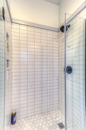 Dusche, Handtücher, Seife, Shampoo