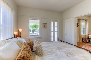 2 bedrooms, desk, free WiFi, bed sheets