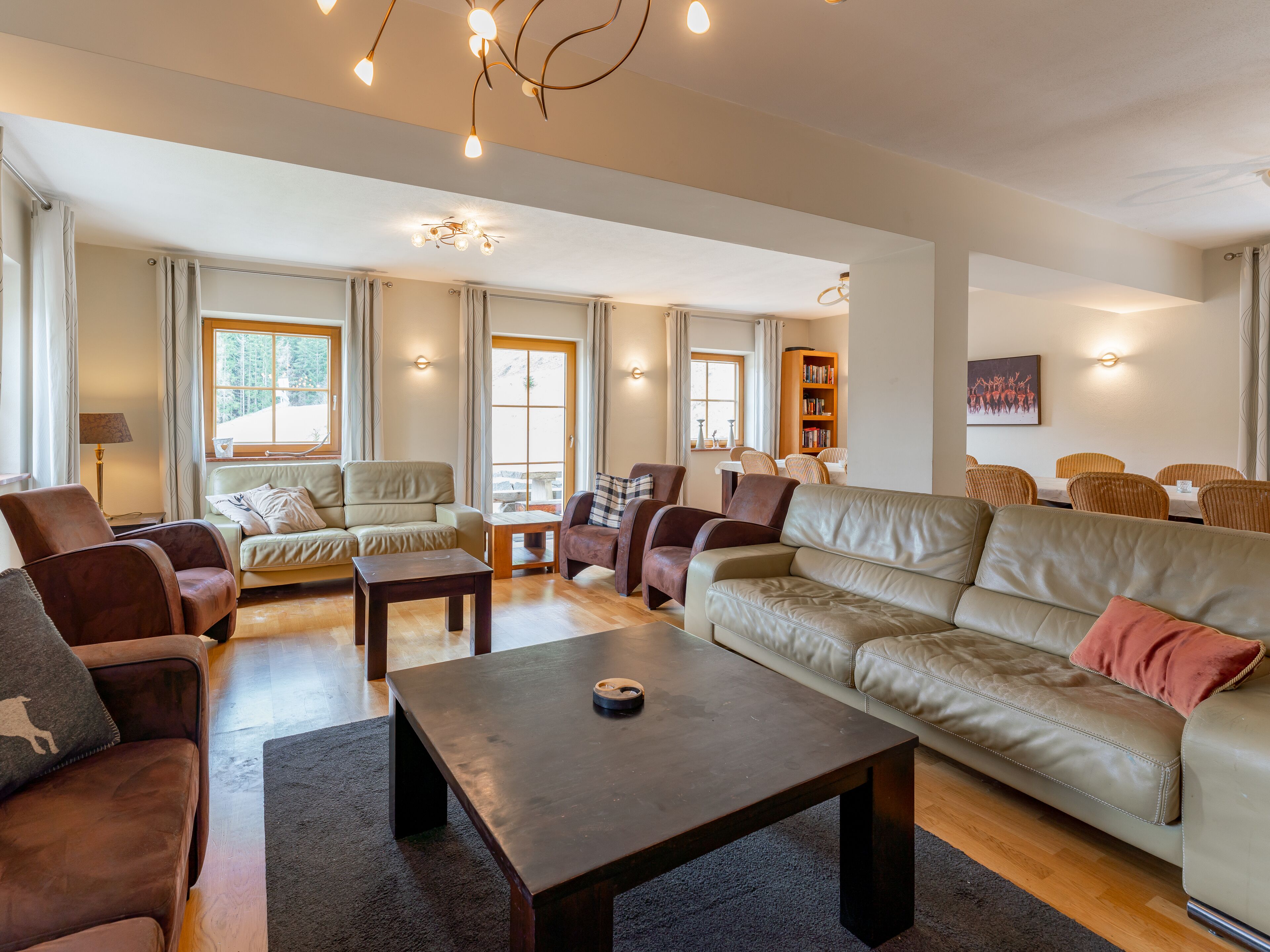 Televisie, een open haard, een dvd-speler en tafelvoetbal