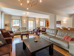 Télévision, cheminée, lecteur de DVD, baby-foot