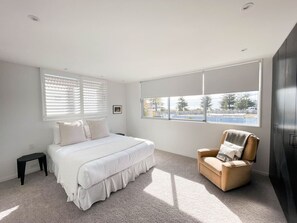 2 bedrooms, desk, iron/ironing board, WiFi