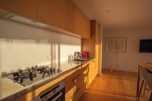 Frigorífico, horno, placa de cocina y lavavajillas