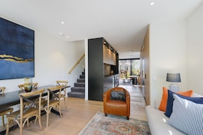 TV - Latimer View Apartment (Christchurch)