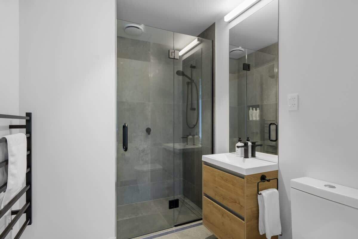 Douche, sèche-cheveux, serviettes fournies, shampoing