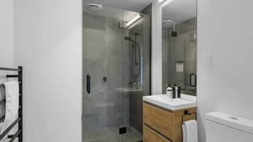 Douche, sĂšche-cheveux, serviettes fournies, shampoing