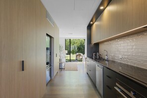 Fridge, oven, dishwasher, coffee/tea maker - Central City Latimer (Christchurch)