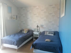 3 sovrum, skrivbord, strykjärn/strykbräda och resesäng