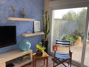 Smart TV, books, stereo