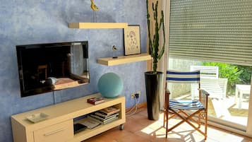 TV connectée, livres, chaîne hi-fi