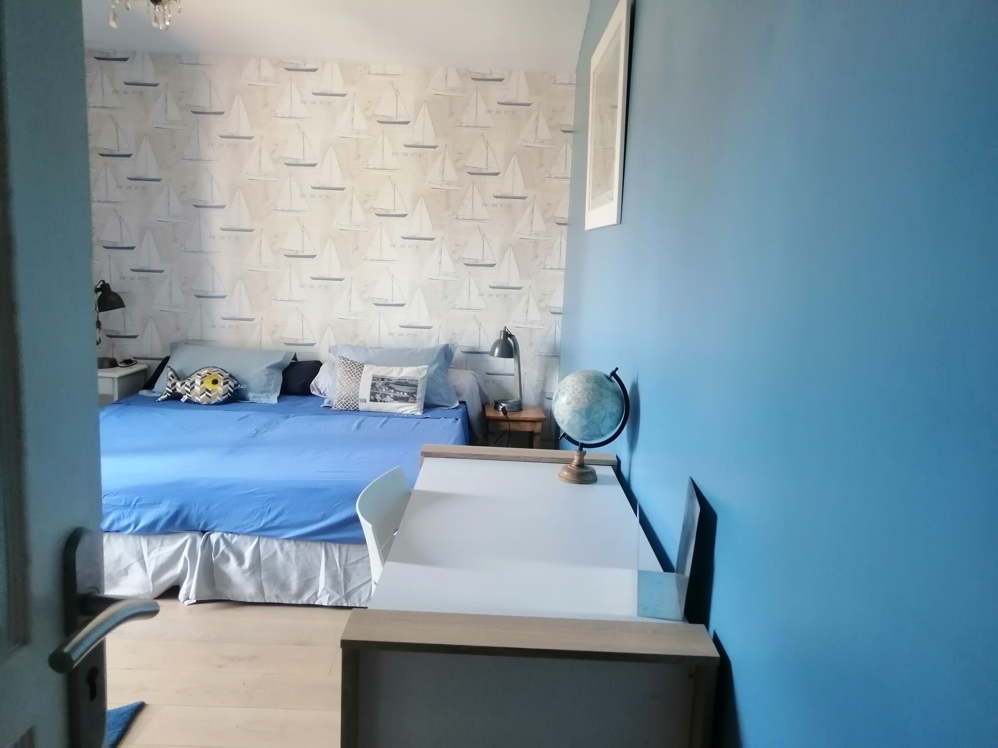 3 slaapkamers, een bureau, een strijkplank/strijkijzer, reisbedje