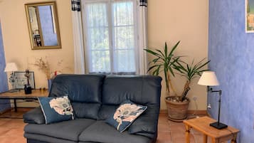 TV connectée, livres, chaîne hi-fi