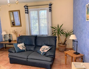 TV connectée, livres, chaîne hi-fi