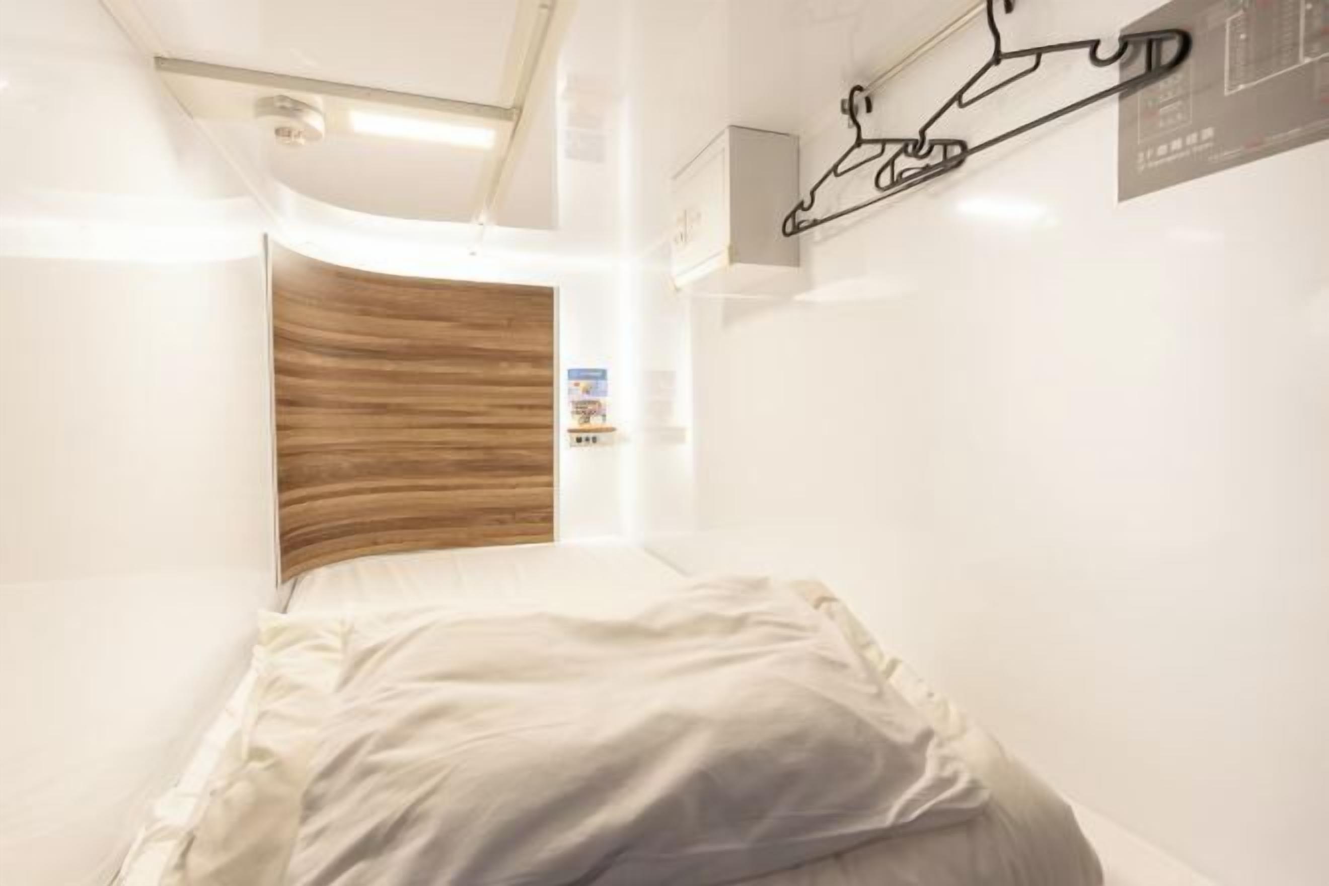 Tirai kedap cahaya, Wi-Fi gratis, dan seprai linen