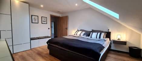 3 bedrooms, desk, iron/ironing board, travel crib