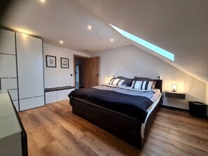 3 bedrooms, desk, iron/ironing board, travel crib