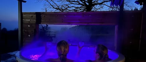 Bañera de hidromasaje al aire libre