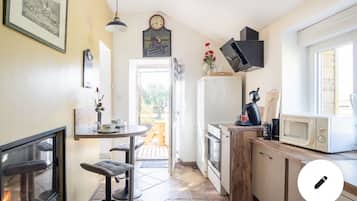 Réfrigérateur, micro-ondes, plaque de cuisson, lave-vaisselle