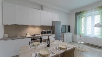 Apartamento básico, várias camas | Cozinha privada | Geladeira, micro-ondas, fogão, cooktop