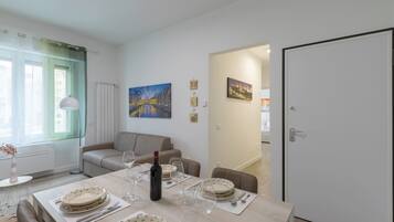 Apartamento básico, varias camas | Restauración