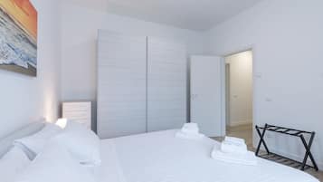 Apartamento básico, várias camas | 2 quartos, escrivaninha, espaço de trabalho para notebook, roupa de cama