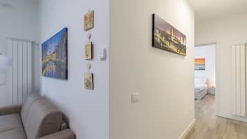 Apartamento básico, várias camas | Área de estar | TV