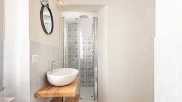 Appartamento Basic, 1 letto matrimoniale con divano letto | Bagno | Doccia, articoli per l'igiene personale ecosostenibili, asciugacapelli