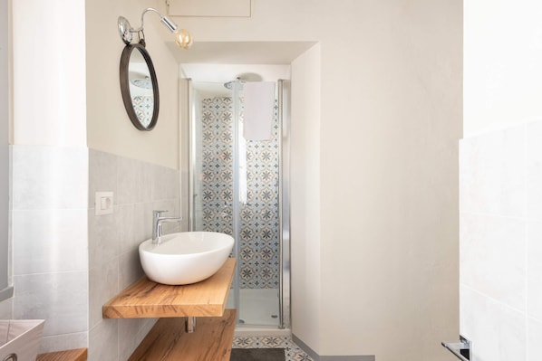 Basic-Apartment, 1 Doppelbett und Schlafsofa | Badezimmer | Dusche, umweltfreundliche Kosmetikartikel, Haartrockner, Handtücher