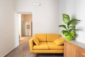 Appartamento Basic, 1 letto matrimoniale con divano letto | Area soggiorno | TV