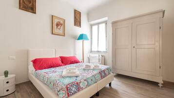 Appartamento Basic, 1 letto matrimoniale con divano letto | 2 camere, una scrivania, postazione laptop, ferro/asse da stiro