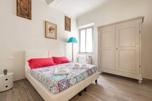 Appartamento Basic, 1 letto matrimoniale con divano letto | 2 camere, una scrivania, postazione laptop, ferro/asse da stiro