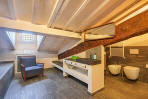 Basic-Apartment, Mehrere Betten | Badezimmer | Haartrockner, Handtücher, Seife, Shampoo