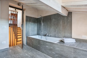 Basic-Apartment, Mehrere Betten | Badezimmer | Haartrockner, Handtücher, Seife, Shampoo
