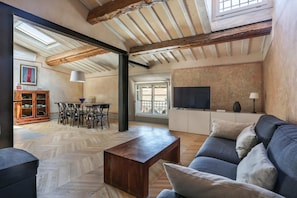 Basic-Apartment, Mehrere Betten | Wohnbereich | Fernseher