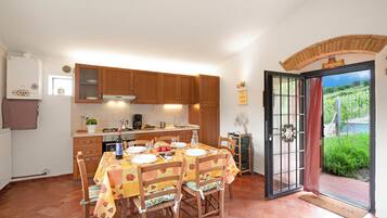 Fridge, oven, stovetop, coffee/tea maker