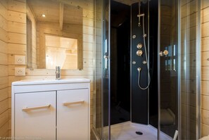 Dusche, Haartrockner, Handtücher