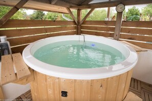 Bain à remous extérieur