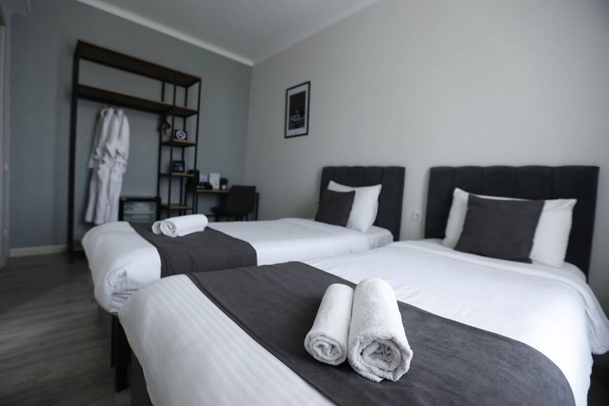 Economy kamer, 1 twee- of 2 eenpersoonsbedden | 1 slaapkamer, hypoallergeen beddengoed, een bureau