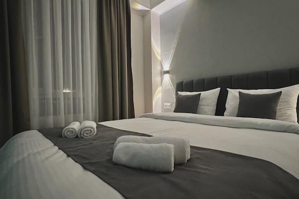 1 habitación, ropa de cama hipoalergénica y escritorio