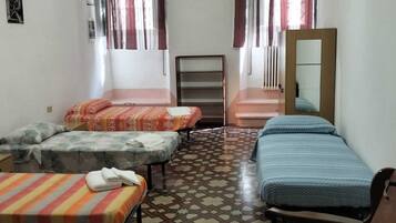 3 bedrooms, desk, iron/ironing board, free WiFi