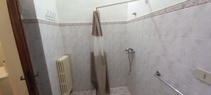 Dusche, Haartrockner, Bidet, Handtücher