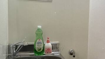 City Studio | Private kitchen | Mini-fridge, microwave, stovetop, electric kettle