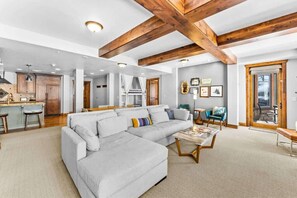 TV, peis og kontorer