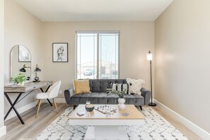 Smart TV, mesa de ping pong, oficina