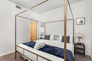 2 bilik tidur, meja, ruang kerja komputer riba, seterika/papan seterika 