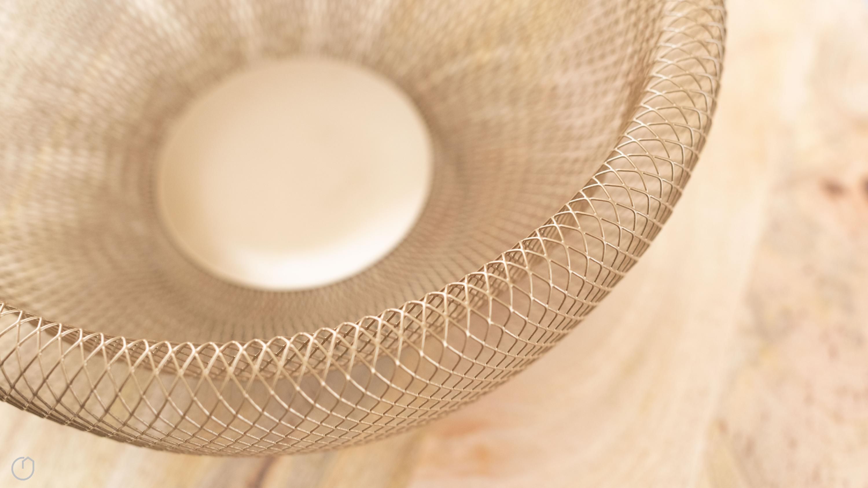 Un gros plan d’un objet circulaire à la texture particulière, orné d’un motif en forme de réseau.