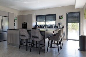 Fridge, microwave, oven, stovetop - 230 m2 contemporary villa in a quiet location with landscaped garden and heated swimming pool  (Uzès)